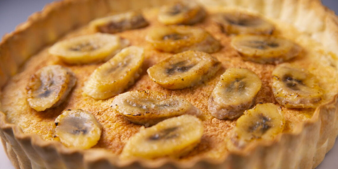 Veja como fazer um bolo de banana com aveia e chocolate sem glúten com cremosidade
