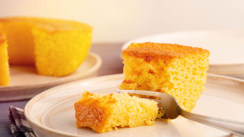 Faça um fofinho bolo de fubá para sua família em 30 minutos