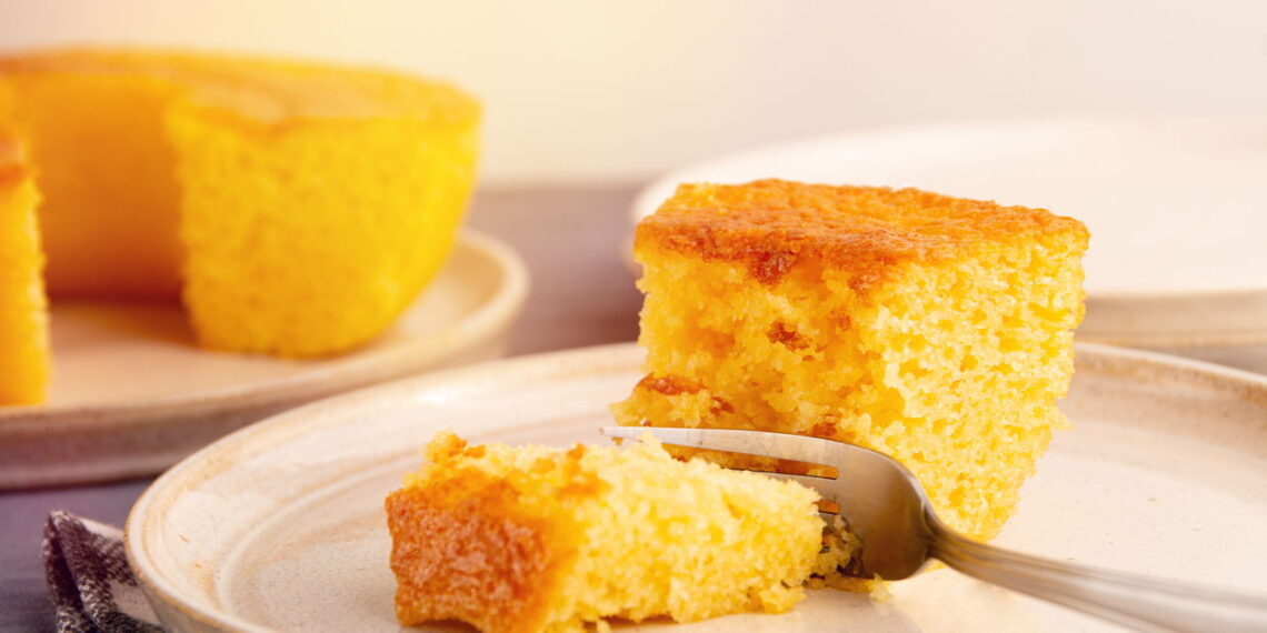 Faça um fofinho bolo de fubá para sua família em 30 minutos