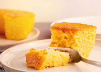 Faça um fofinho bolo de fubá para sua família em 30 minutos
