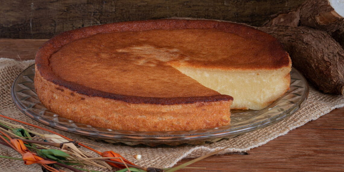 Nem ovo, nem farinha de trigo, nem forno: bolo simples de comer rezando pronto em 3 minutos