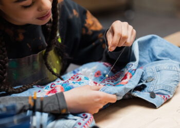 Bordado manual é o segredo para roupas personalizadas