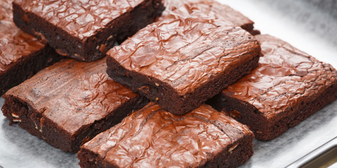 Aprenda a fazer um brownie sem glúten mas mantendo a cremosidade por dentro e a crocância por fora!