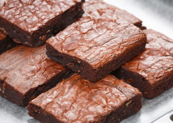 Aprenda a fazer um brownie sem glúten mas mantendo a cremosidade por dentro e a crocância por fora!