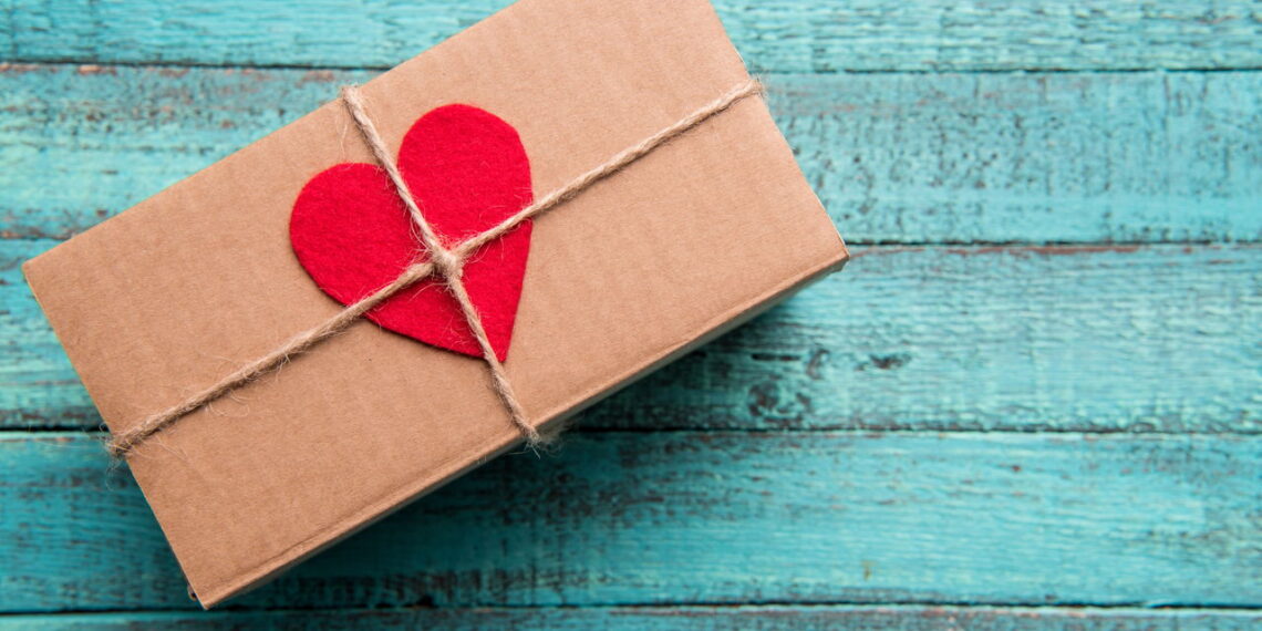 Aprenda a criar caixas de presente únicas com papelão