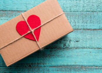 Aprenda a criar caixas de presente únicas com papelão