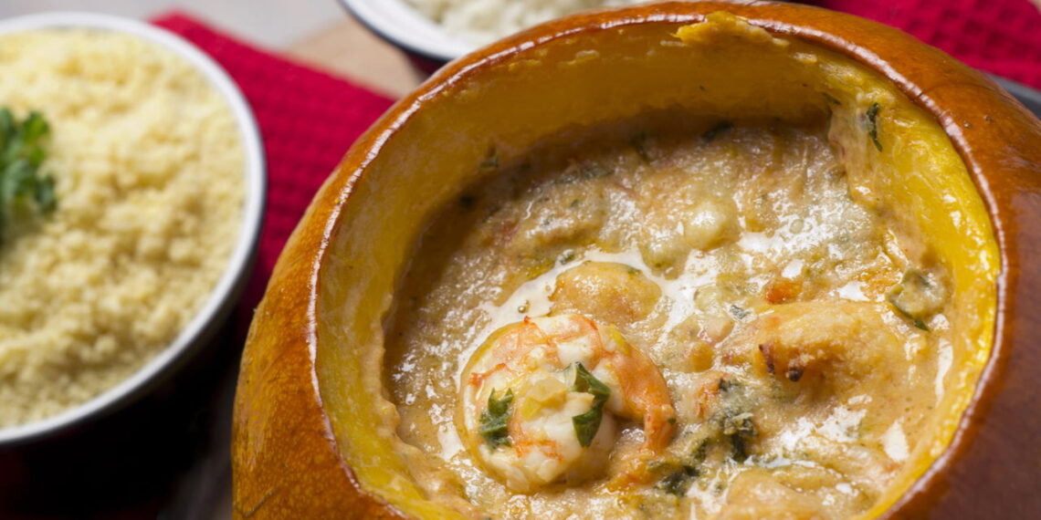 Receita divulga o segredo irresistível do camarão na moranga que vai transformar seu jantar!