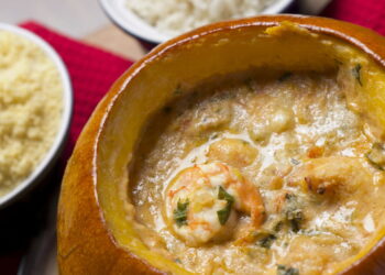 Receita divulga o segredo irresistível do camarão na moranga que vai transformar seu jantar!