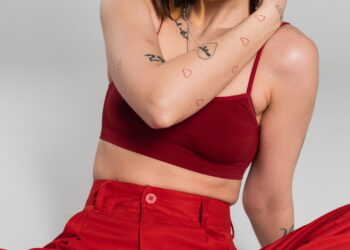 Cropped ficou para trás? Blusas longas são o novo must-have