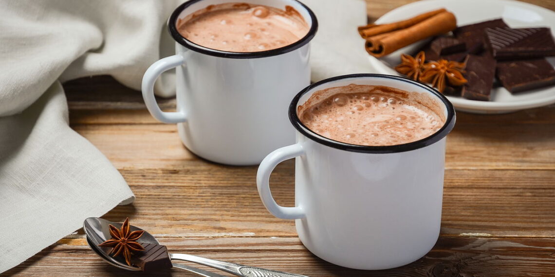 Essa receita te ensina a fazer o melhor chocolate quente para este frio de outono