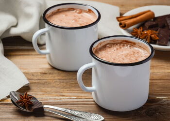 Essa receita te ensina a fazer o melhor chocolate quente para este frio de outono