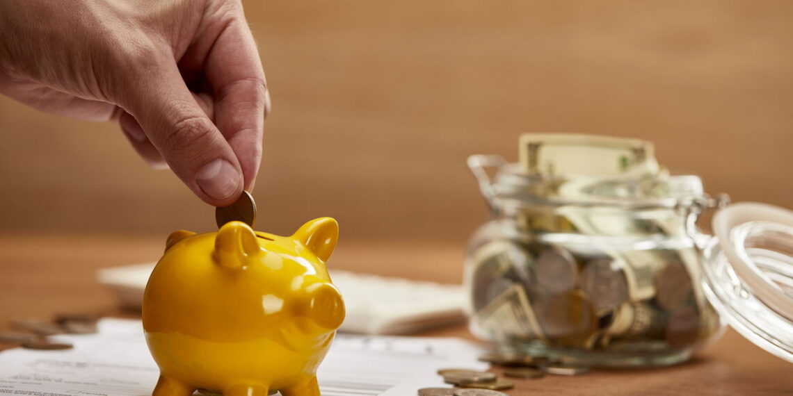 Aprenda a criar um cofrinho incrível com materiais recicláveis