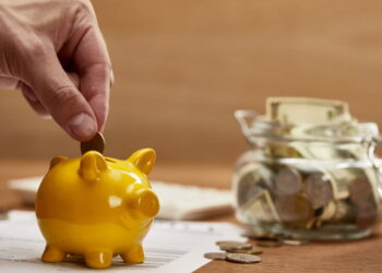 Aprenda a criar um cofrinho incrível com materiais recicláveis