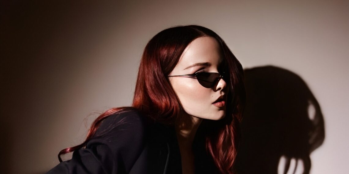 Cabelo poderoso? Conheça o 'Dark Cherry Red' que está bombando em 2025