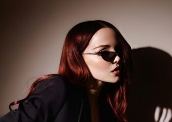 Cabelo poderoso? Conheça o 'Dark Cherry Red' que está bombando em 2025