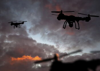 Japão desenvolve drones com cabo condutor que atrai e desvia raios para locais seguros