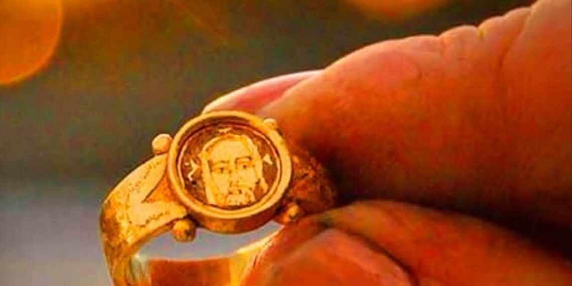 Arqueólogos encontraram anel de ouro de 500 anos com imagem de Jesus