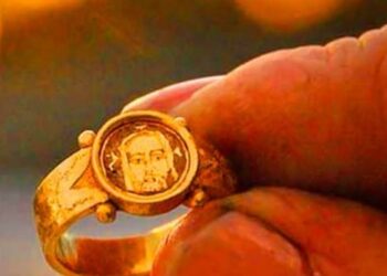 Arqueólogos encontraram anel de ouro de 500 anos com imagem de Jesus