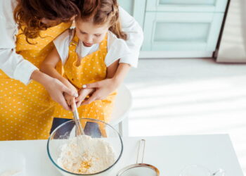 Esse bolo de morango vai conquistar seu coração e sua saúde