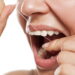 Por que a gengiva sangra às vezes ao passar o fio dental?