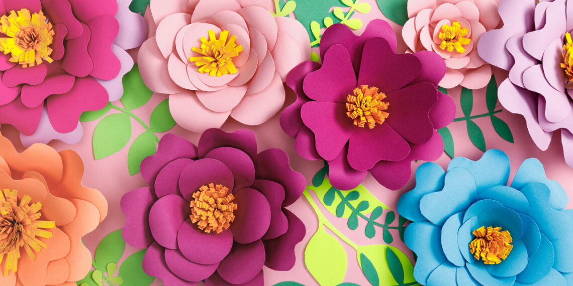 Saiba como flores de papel reciclado podem transformar sua festa