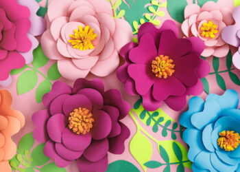 Saiba como flores de papel reciclado podem transformar sua festa