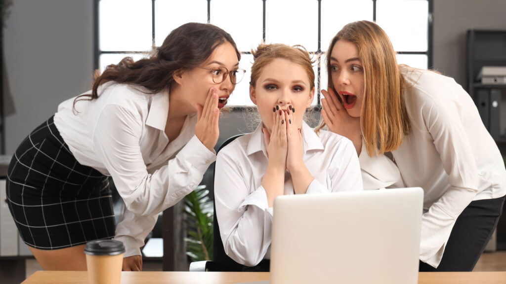 Por que milhões não resistem a bisbilhotar vidas online?