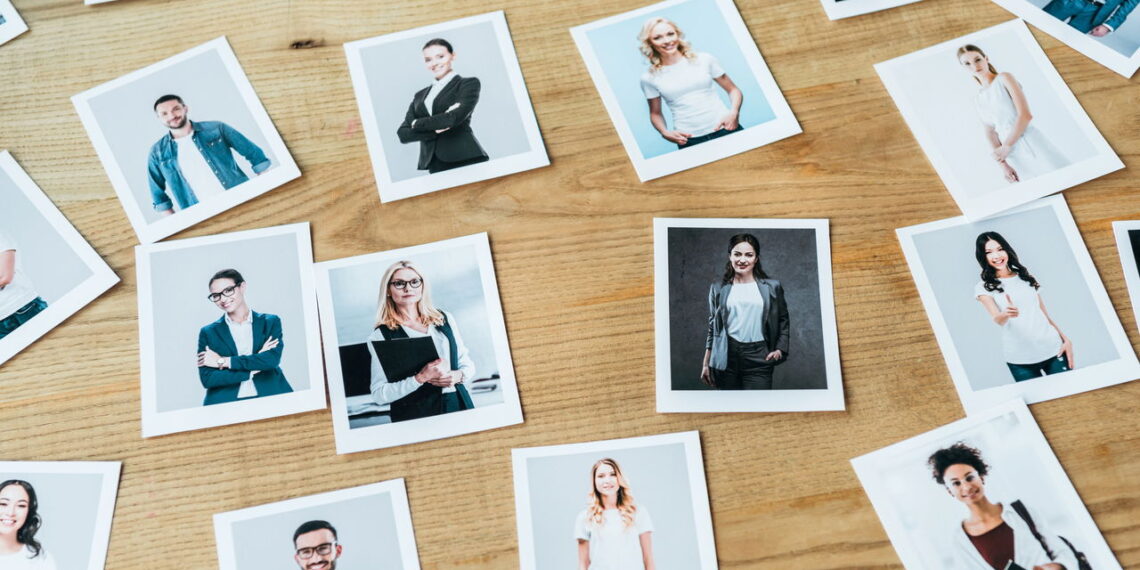 Transforme seu espaço com um mural de fotos feito com papelão