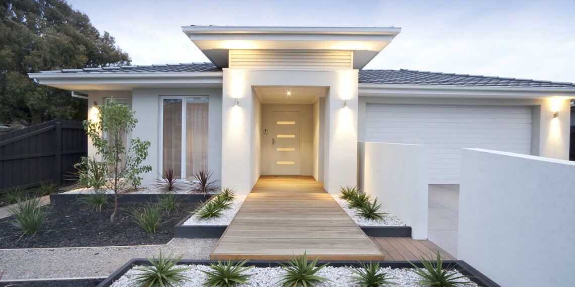 Iluminação externa perfeita transforma qualquer jardim à noite