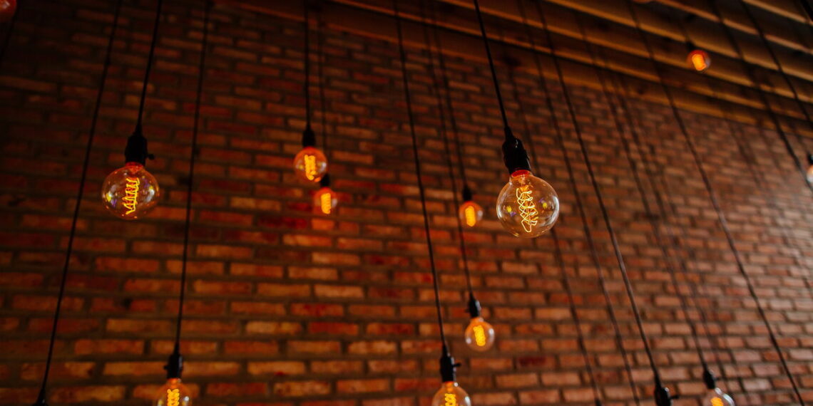 Como usar iluminação para valorizar a decoração da sua casa
