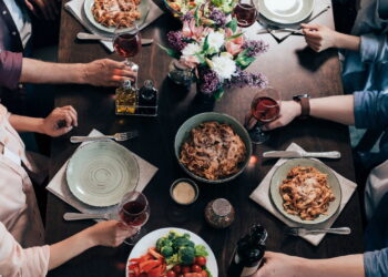 Você sabia que o horário do seu jantar pode mudar sua vida? Veja como