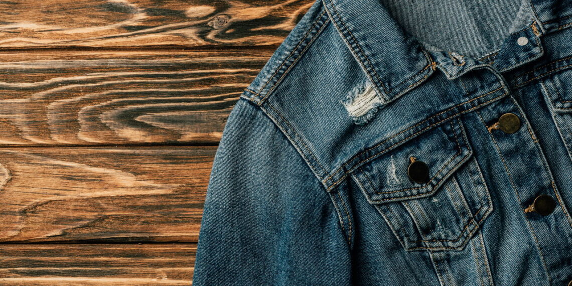 A transformação de jaquetas jeans que está em alta