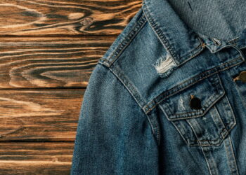 A transformação de jaquetas jeans que está em alta