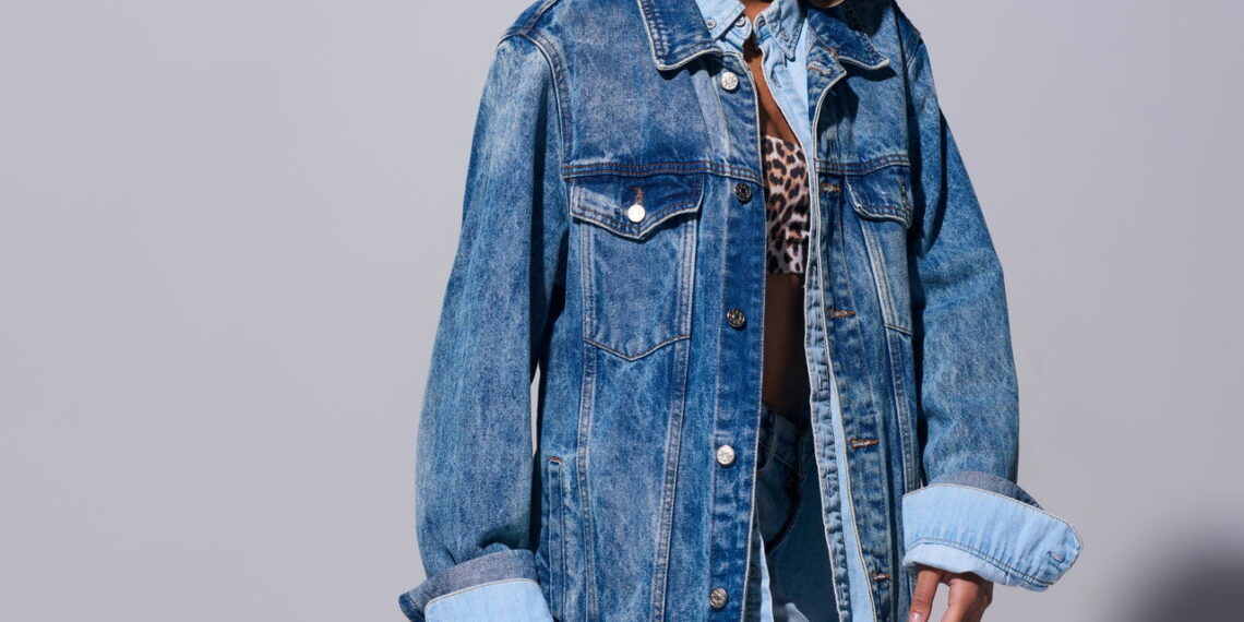 Como uma pintura pode dar nova vida à sua jaqueta jeans