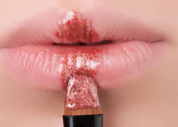 Quer lábios brilhantes? Vem aprender o truque dos diamond lips!