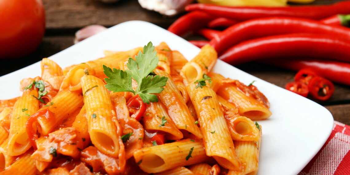 O truque para deixar o macarrão mais nutritivo e delicioso