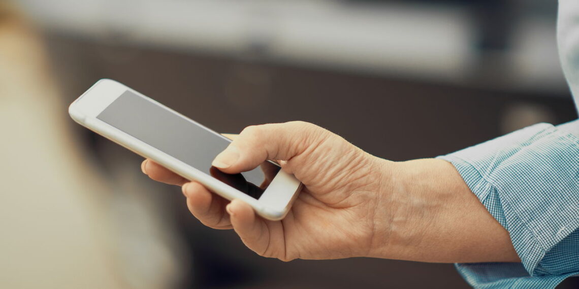 Por que milhões não resistem a bisbilhotar vidas online?