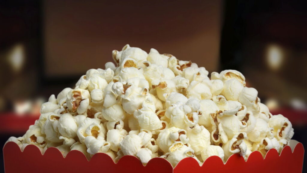 Como a pipoca conquistou os cinemas e virou o lanche imperdível
