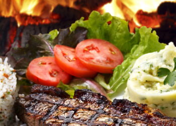Por que comer mal à noite prejudica mais do que você imagina
