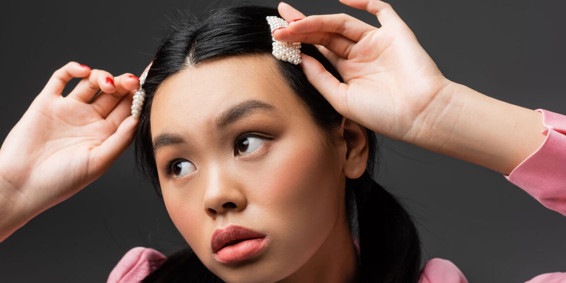 Essa dica com presilhas vai deixar seu penteado impecável