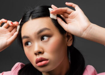 Essa dica com presilhas vai deixar seu penteado impecável