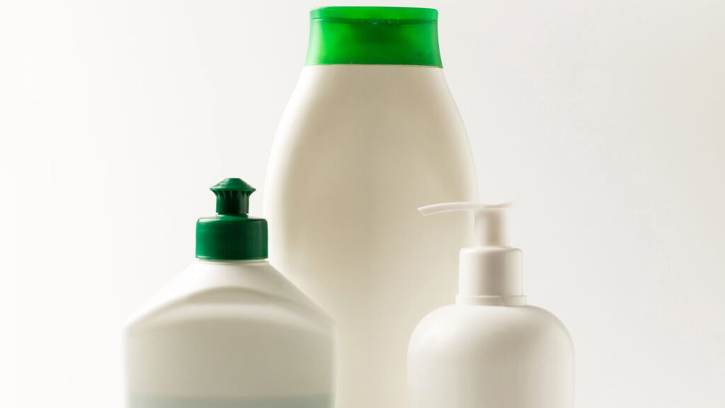 A melhor forma de economizar com produtos de limpeza sem perder eficiência