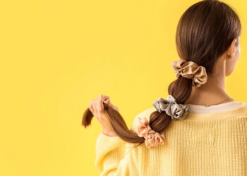 Penteados com scrunchie que vão virar sua nova paixão