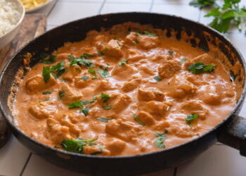 Receita te mostra como fazer um strogonoff de frango sem lactose