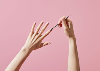 As cores de unhas que estão em alta e não podem faltar em 2025