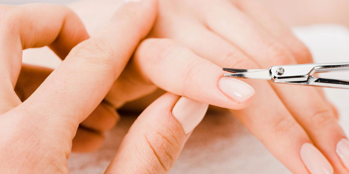 Unhas chiques e vibes quentinhas com o tom queridinho do ano