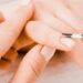 Unhas chiques e vibes quentinhas com o tom queridinho do ano