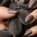 Unhas cinzas são o novo pretinho básico do inverno!