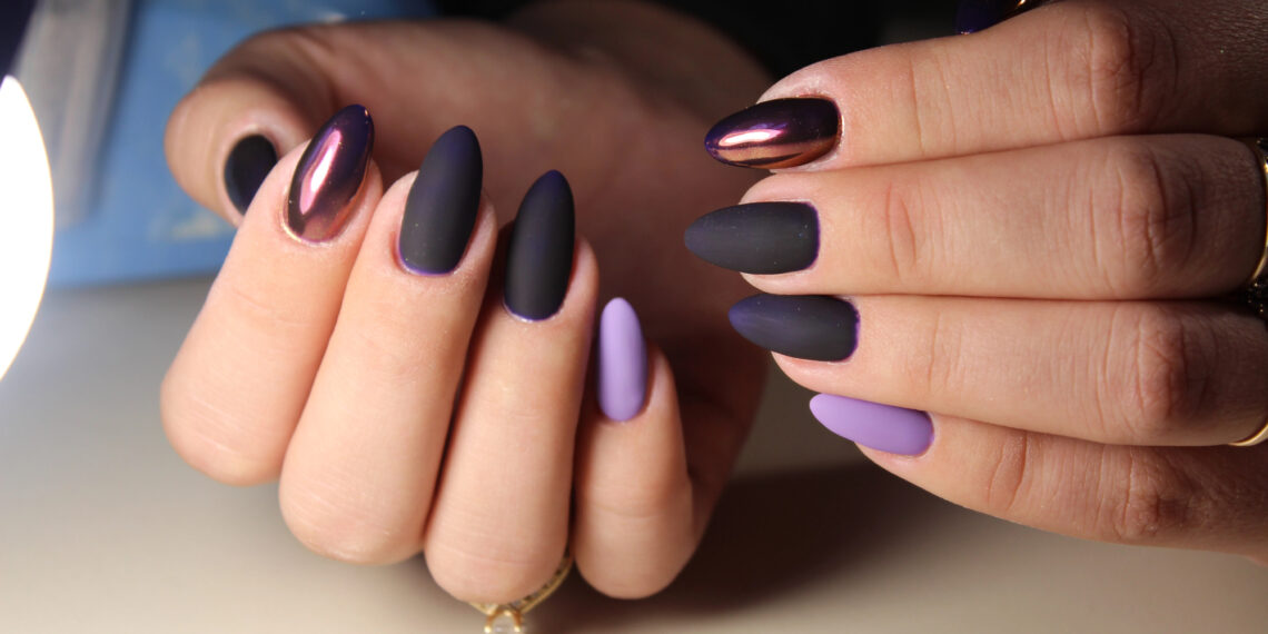 Unhas que brilham como nunca, o esmalte cromado é o hit de 2025!