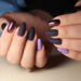 Unhas que brilham como nunca, o esmalte cromado é o hit de 2025!